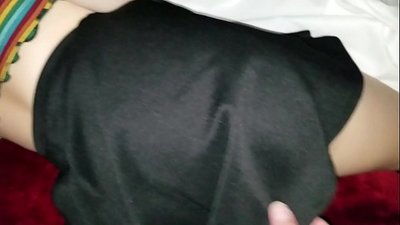 سوتی ہوئی کنواری سکول کی بہن اپنی انگلیوں سے اپنی تنگ گانڈ کو پکڑتی ہے۔